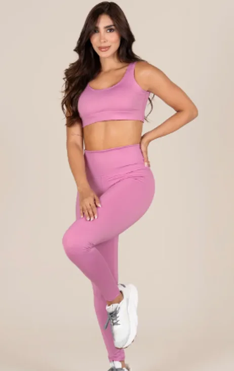 Modelo con el set de leggins y top Dalia en rosa